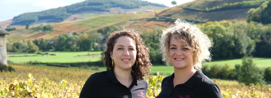 Inès et Anaïs, vos guide Epicurieuses, dans des vignes du Beaujolais